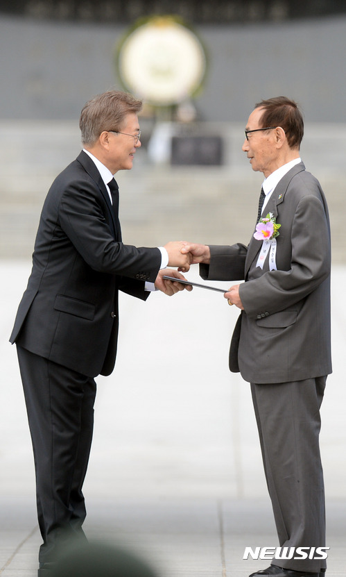 국가유공자 포상하는 문재인 대통령