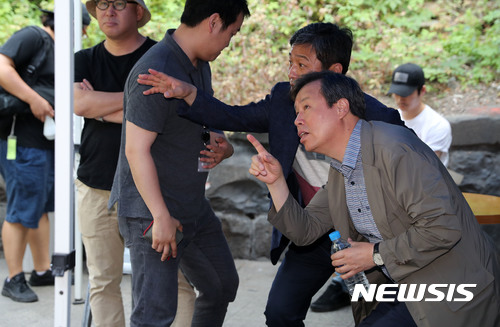 극장 둘러보는 도종환 장관
