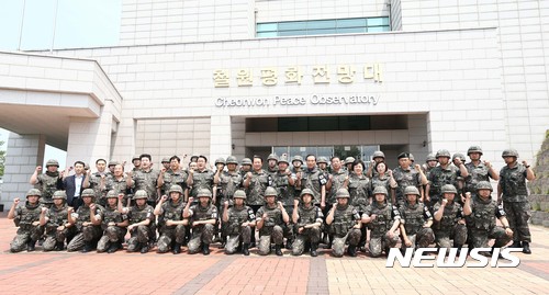 군 장병들과 기념촬영하는 박주선