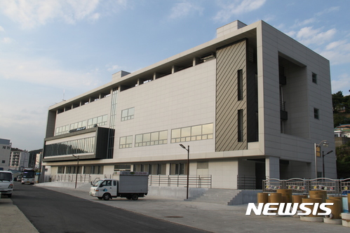 거제 신축 수산물종합유통센터 9개월째 방치