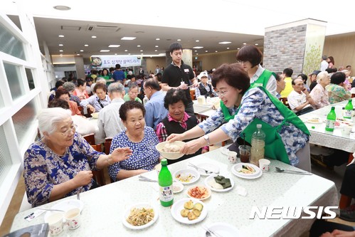 삼계탕 배식하는 박춘희 구청장