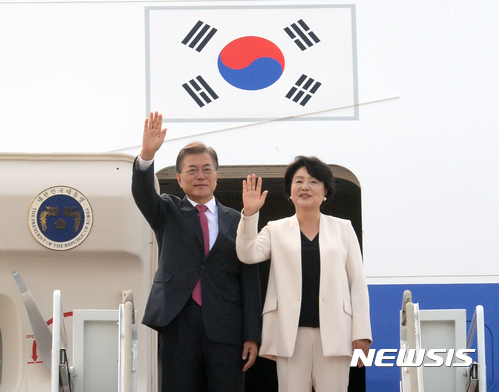 환송인사들에 손 흔드는 문재인 대통령