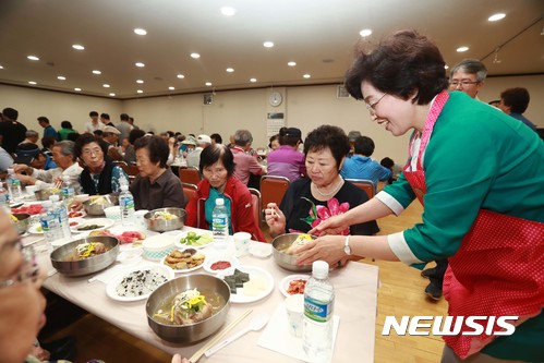 삼계탕 배식하는 박춘희 구청장