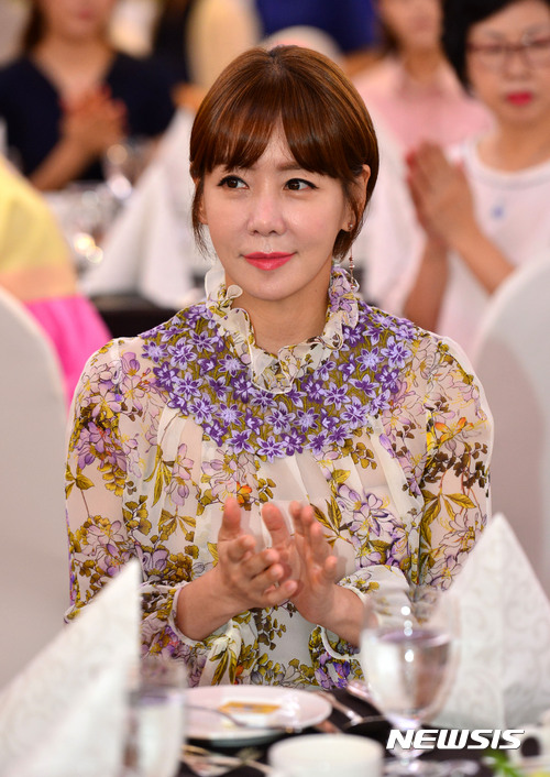 대통령 표창장 받은 배우 김정은