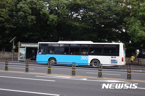 제주한라병원 정류장에 서 있는 버스 