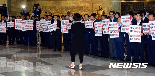 시위하는 자한당과 그걸 찍는 손혜원.jpg | 인스티즈