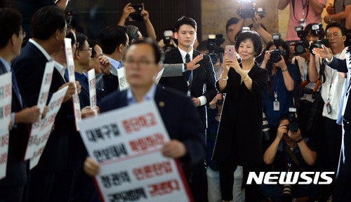 시위하는 자한당과 그걸 찍는 손혜원.jpg | 인스티즈