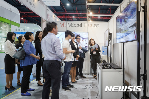 피데스개발-디자인에이포인트 VR 기술 체험하는 관람객