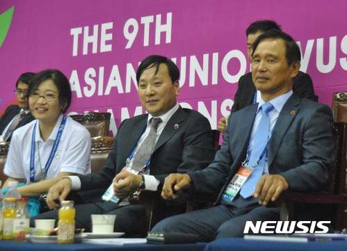 구미, 박정희체육관서 경기 관람하는 박창범 대한우슈협회장