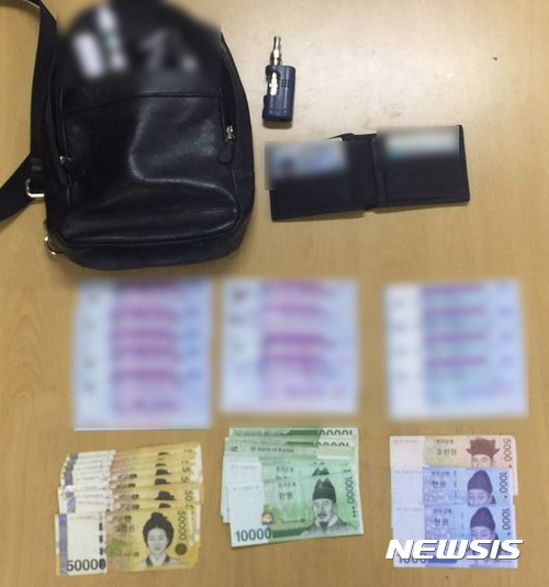 수표 등 5억4000만원 든 가방