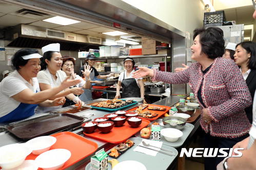김정숙 여사, 美동포들에 직접 만든 간장게장·깍두기 점심 대접
