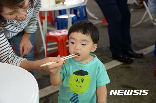 엄마가 먹여주는 장수 한우 맛있어요
