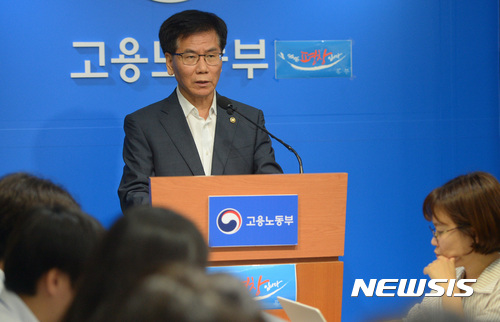 고용노동부, 파리바게뜨는 불법파견 사용사업주로 판단