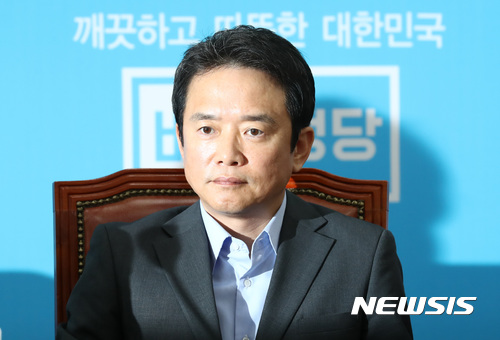 생각 잠긴 남경필 경기도지사