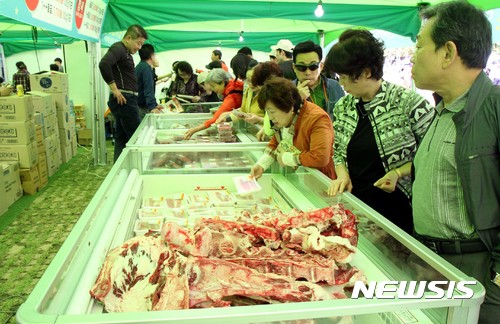 한우 숯불구이 축제에서 한우 고르세요