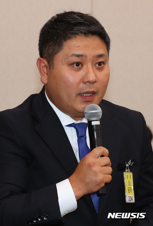 증인 신문에 답변하는 조민수 코스트코코리아 대표
