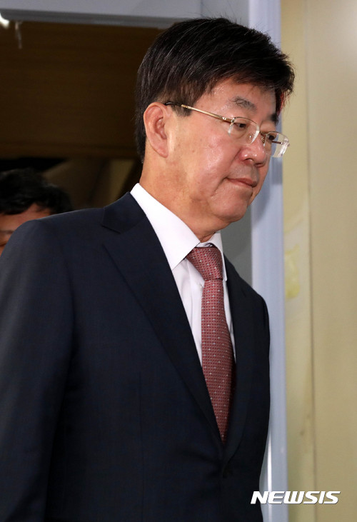 굳은 표정의 이영렬 전 지검장