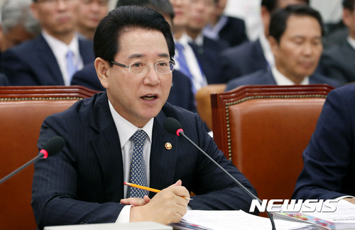김영록 농축산식품부 장관 의원 질의에 답변