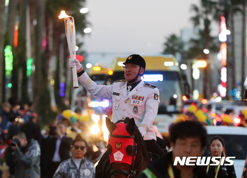 이틀간 제주도 밝히는 ‘평창 성화’…전기차·말 이색봉송