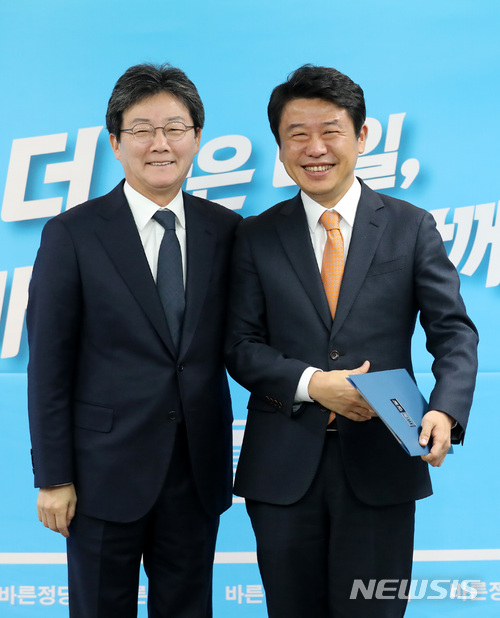 기념촬영 하는 유승민-유의동