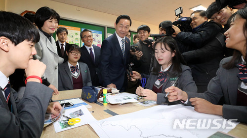 고교학점제 우수학교 찾은 김상곤 부총리