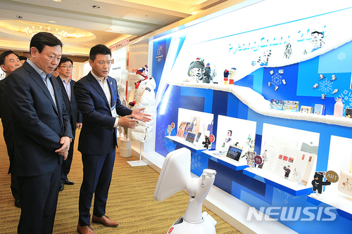 신동빈 회장 다양한 평창 상품 기획해라…롯데 패키지 디자인 전시회 직접 방문 