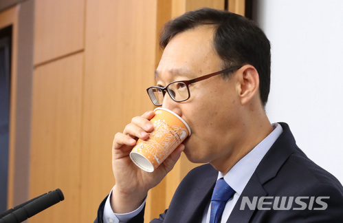 물 마시는 류재형 해수부 감사관