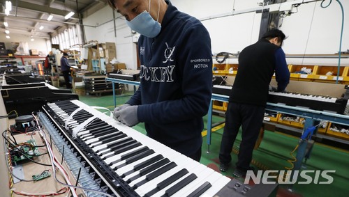[르포]‘디지털 영창’으로...영창뮤직 피아노 공장 가보니