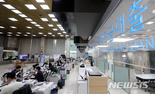 문재인 정부 주택담보대출 조이기, 신용대출 사상 최대 급증