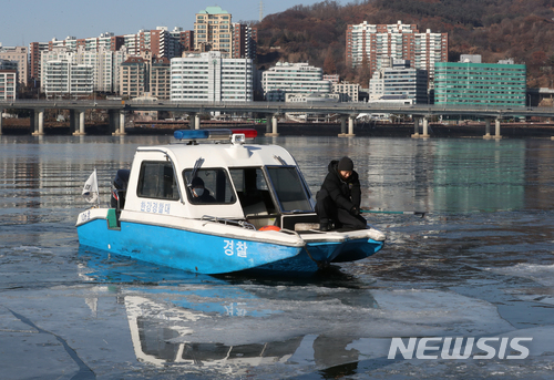 한강 얼음제거 작업하는 한강경찰대