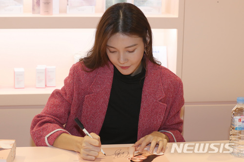 클라뷰 팝업스토어 오픈 기념 팬사인회