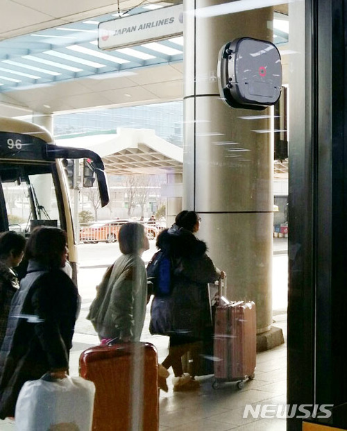 한국공항공사, 김포공항에 유리창 청소로봇 시범운영