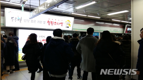 [스케치]미세먼지저감조치 첫 발령 출근길…대중교통 무료엔 반색 효과는 글쎄
