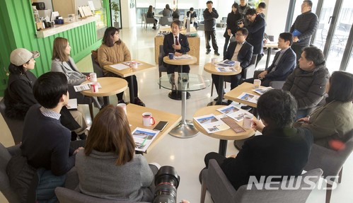 업사이클 분야 근로자 만난 안병옥 차관