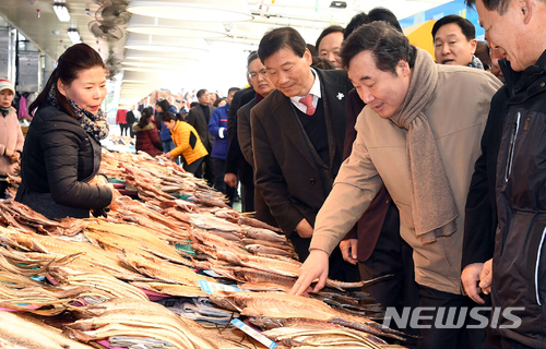 수산물 살펴보는 이낙연 총리