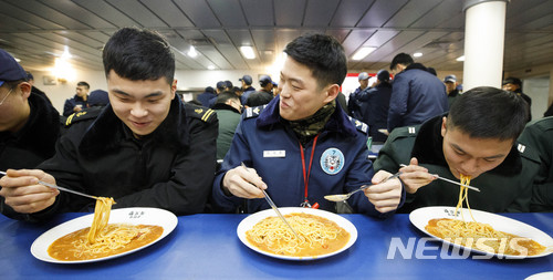 독도함에서 함께 식사하는 3군 사관생도들