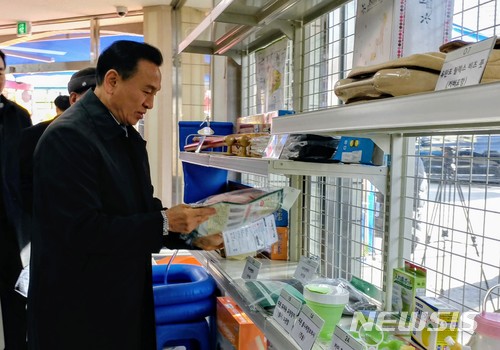 천안 은빛행복마트 개장식에 참석한 구본영 천안시장