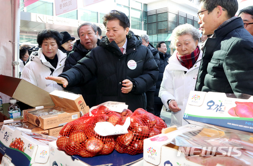 설맞이 농산물 직거래 제품 살펴보는 김병원 회장