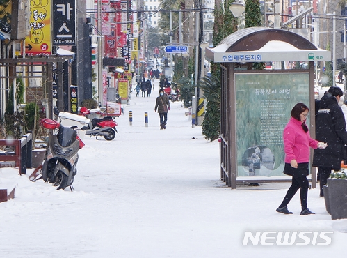 한산한 삼무로 거리