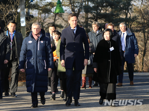 횡성전투기념비 추모식에 참석한 마크루테 네덜란드 총리