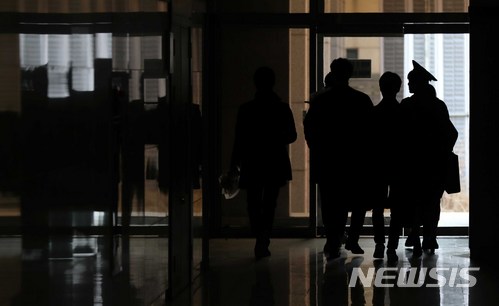 취업의 문으로 향하는 졸업생