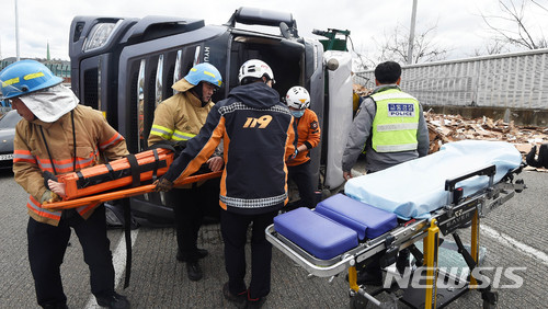 수원신갈IC 인근 출입로 트럭 전도 사고 발생