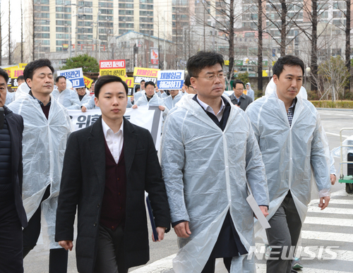 노조사무실로 향하는 금호타이어 일반직 대표들