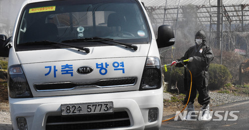 구제역 차단방역하는 관계자들
