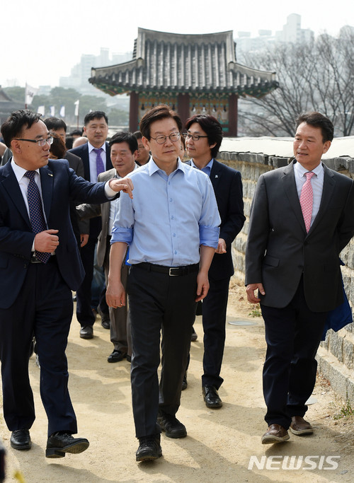 화성 성곽길 걷는 이재명 경기지사 예비후보
