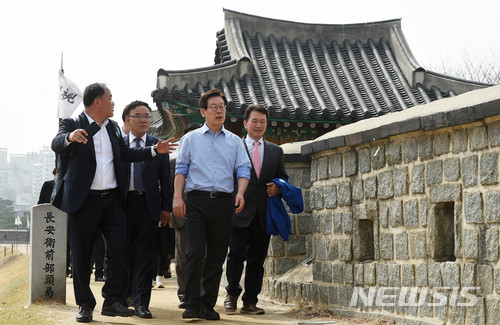 수원 화성 돌아보는 이재명 경기지사 예비후보