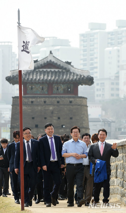 수원 화성 돌아보는 이재명 경기지사 예비후보