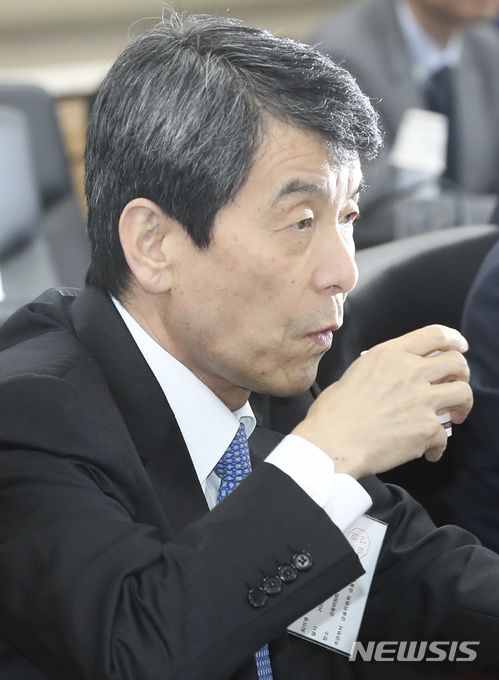 물 마시는 이동걸 산업은행 회장