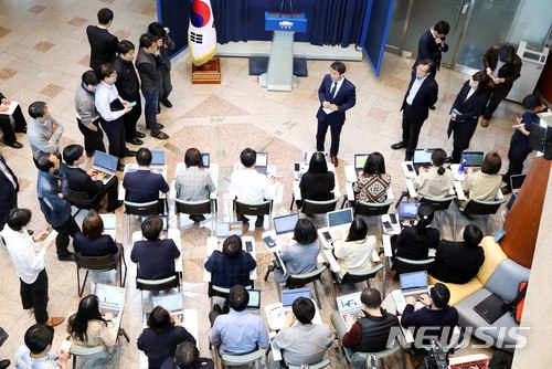 단독 회동 브리핑하는 한병도 정무수석