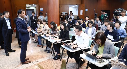 단독 회동 브리핑하는 한병도 정무수석